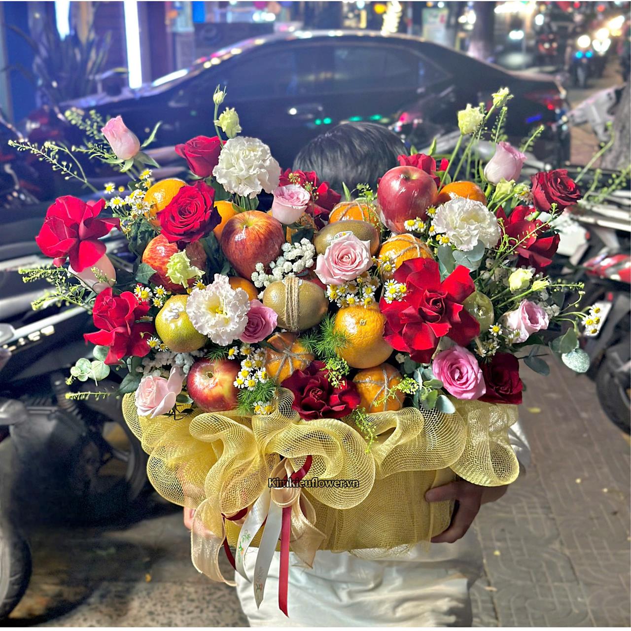 sự kết hợp của trái cây với các tone màu hoa tươi tắn sẽ mang lại cảm giác thỏa mái cho người nhận 
